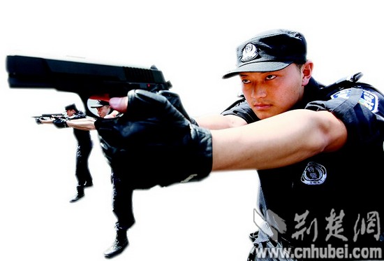 警察佩枪后陷两难:被指不敢开枪 又担枪支滥用风险