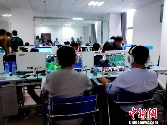 河南经贸学院计算机房变网吧 校方称有需求_