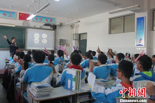 河南教师创生物版《小苹果》 校方建议勿刻意