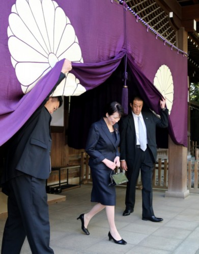 日本内阁总务大臣高市早苗参拜靖国神社