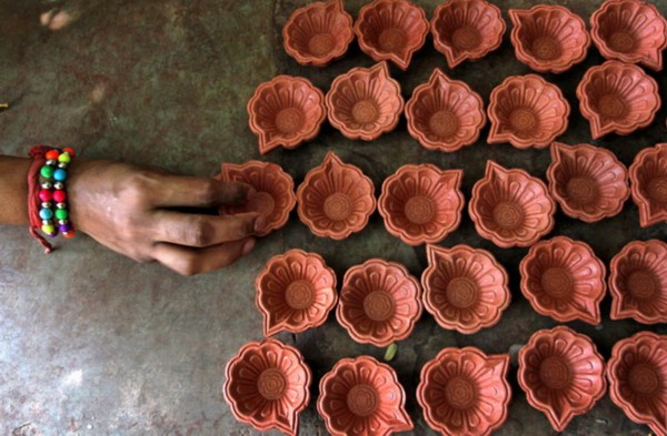 印度预热排灯节 妇女挑选珠宝首饰(组图)