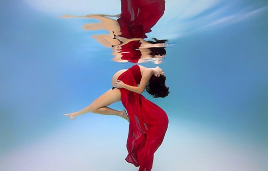 美摄影师拍摄唯美孕妇水下写真照灵动如美人鱼