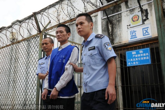 2014年10月22日,在广西上思县看守所,服刑人员李某被民警带出监区