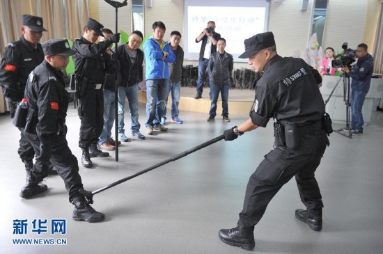 贵阳警方深入校园开展防暴恐实训(组图)