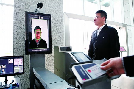 0.1秒 人脸识别系统已部署江北机场70个验证口