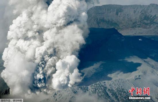 日本发布火山喷发预警 呼吁硫黄山附近民众警