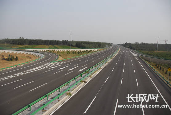 京台高速公路(廊坊段)路面工程全部完工