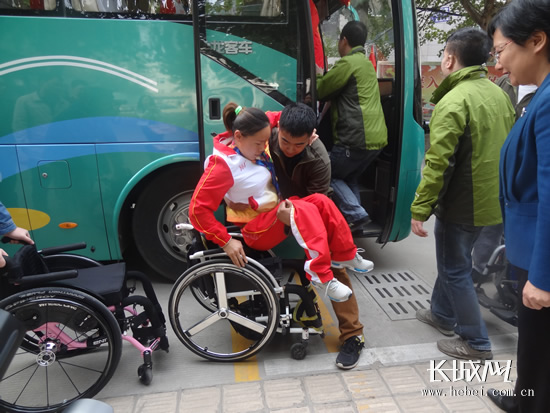 仁川 亚残 运会河北运动员载誉归来 勇夺20金7银