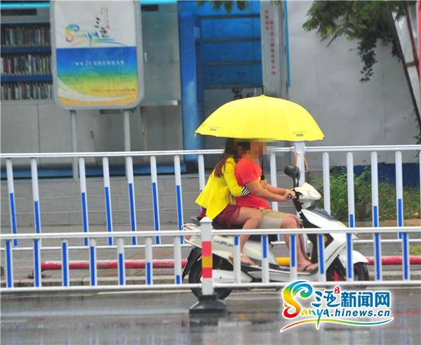 三亚:雨天骑车打伞很普遍 交警回应违规存隐