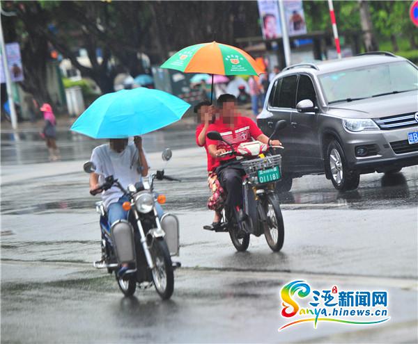 三亚:雨天骑车打伞很普遍 交警回应违规存隐