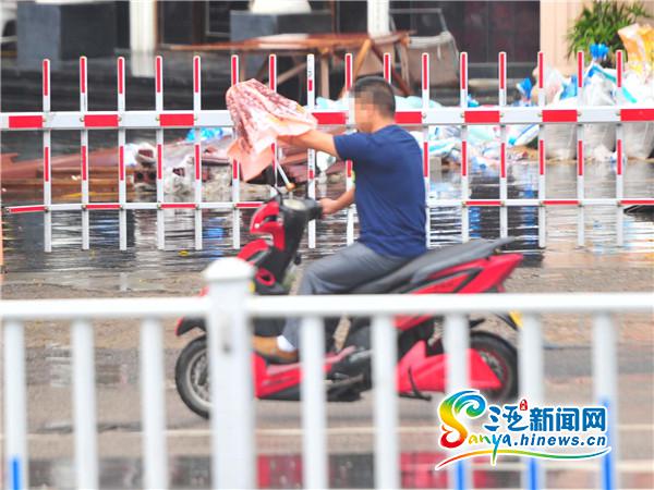 三亚:雨天骑车打伞很普遍 交警回应违规存隐