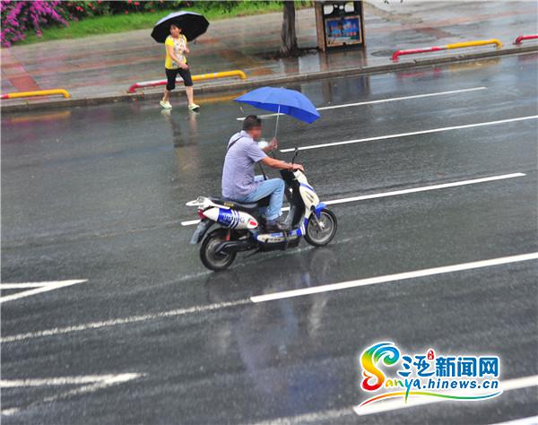 三亚:雨天骑车打伞很普遍 交警回应违规存隐