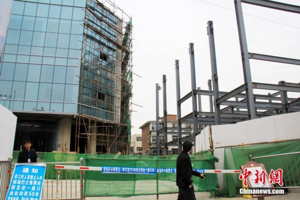 郑州民航大酒店违法建停车场 超标近10倍