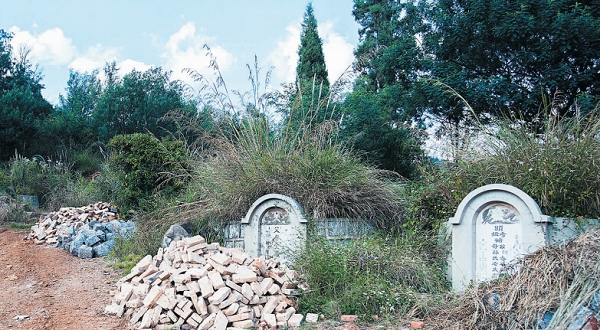 在山上的便道两旁随处可见坟墓,还堆着许多建坟用的材料 ■ 都市时报