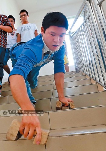 高清:男子儿时发高烧致双脚委缩 双手撑起大学