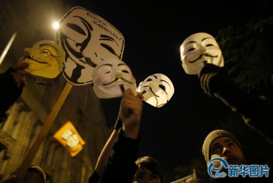 匈牙利数千示威者游行抗议互联网数据传输税征