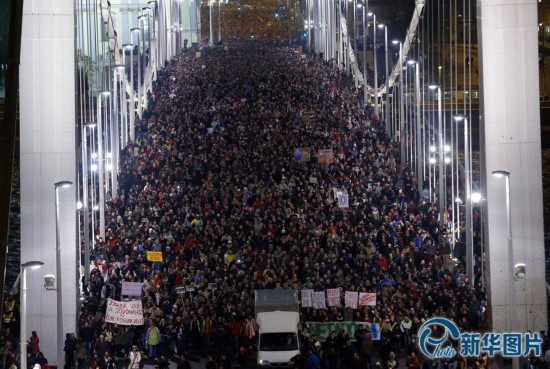 匈牙利数千示威者游行抗议互联网数据传输税征
