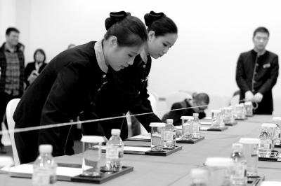 APEC服务员顶书本练站姿 外宾房间配指西针