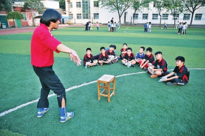 洛阳校园足球存在问题:普及不够 训练场地有限