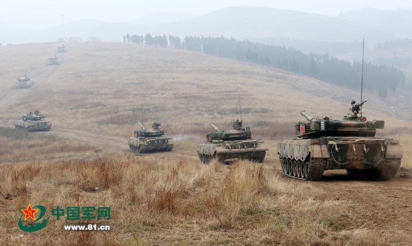 陆军第26集团军某机步旅进行山地进攻战术演