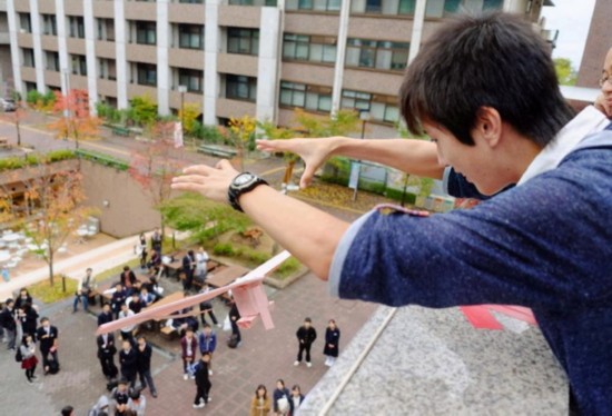 日本高中生比赛摔蛋 鸡蛋从十米落下未摔碎(