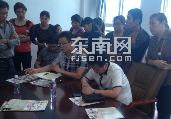 莆田涵江住建局一官员 接访中玩手机游戏被效