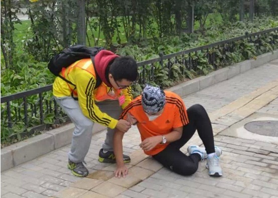 志愿者赶来把他扶起