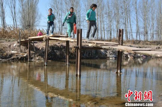 山西榆社农村学生10年涉河上学 期盼桥梁遥遥