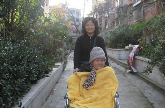 贵阳:6旬老人照顾87岁瘫痪母亲18年(图)