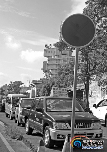 海口上百二手车停放人行道上销售 大多涉嫌无