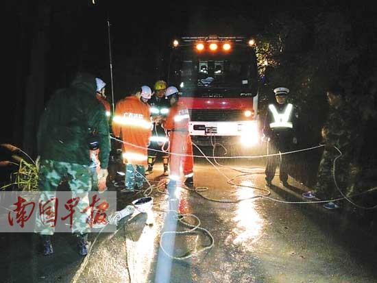 广西都安一面包车翻下山崖 致9人遇难5人受伤