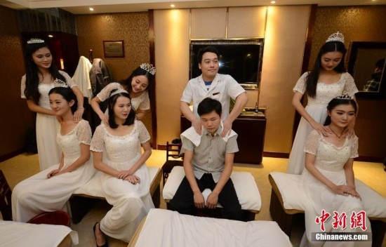 湖南十大校花集体学<em>按摩</em> 被指奇葩工作服似婚