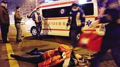 哈尔滨一厢货撞伤女子逃逸 路人救助帮送医