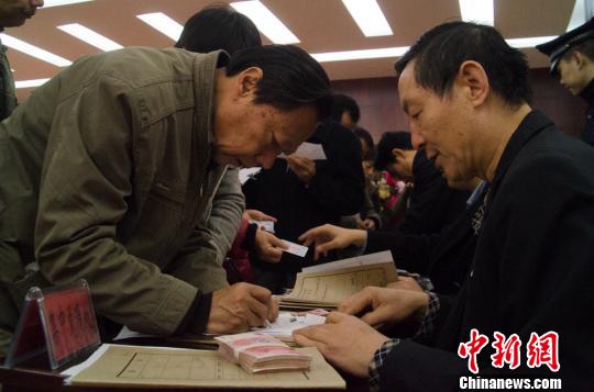 广西柳州法院开展追缴行动 法官堵老赖被窝