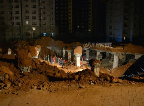 济南一小区在建车库坍塌 多人被埋