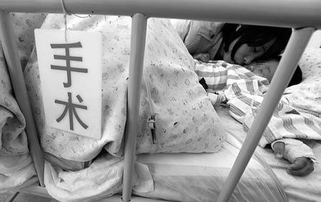 河南男童被割下体 婶婶面对警方淡定认罪_新