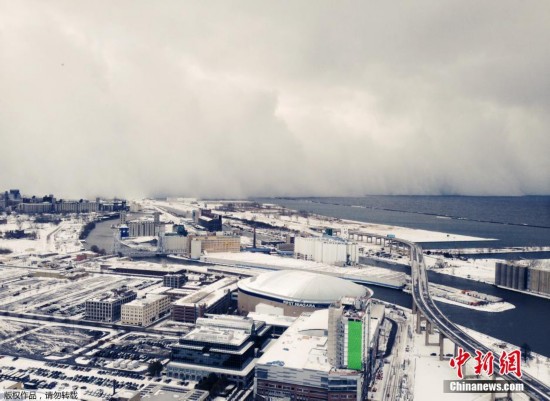 美国遭暴风雪袭击 多地气温急剧下降