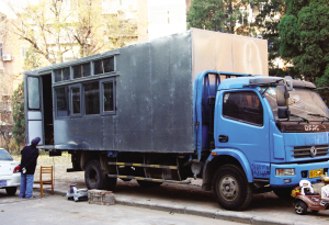 两报废货车成房车有电有人住 这样改装不行(图