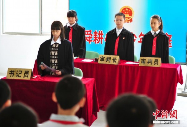 济南小学生着法官袍模拟法庭审判