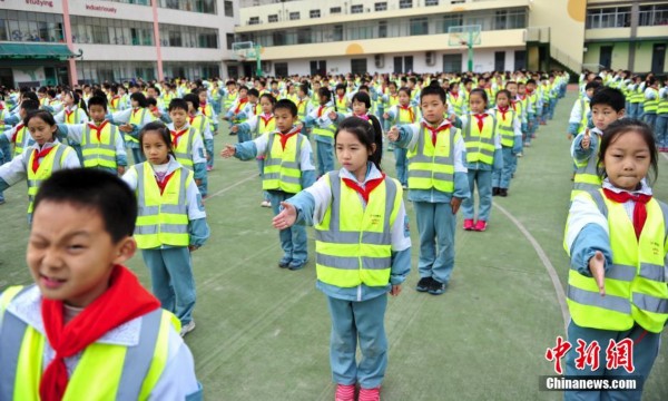 济南小学生课间做交警韵律操健身(组图)