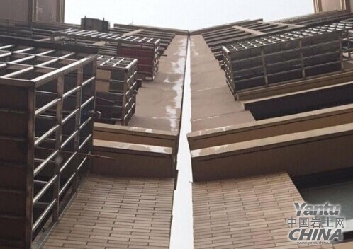 上海两栋动迁房上演楼亲亲 开发商:自然沉降