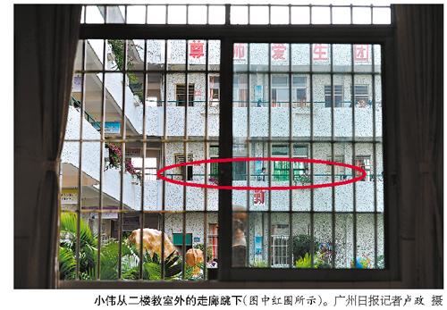 老师纵容班干部打学生 小学生气不过二楼跳下