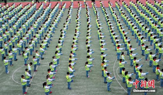 济南小学生课间做交警韵律操健身_中国网教