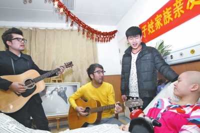 音乐<em>制作</em>人王童语来河南为范会香现场演唱《丫