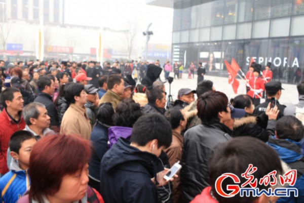 北京通州万达广场开业首日 40万人顶着雾霾去