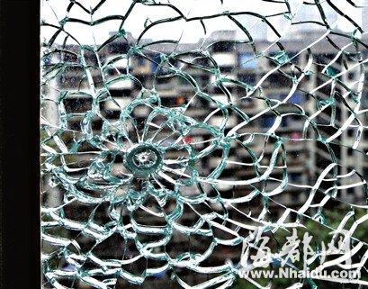 福州居民晒衣莫名遭枪击 疑因小区维权牵连_新