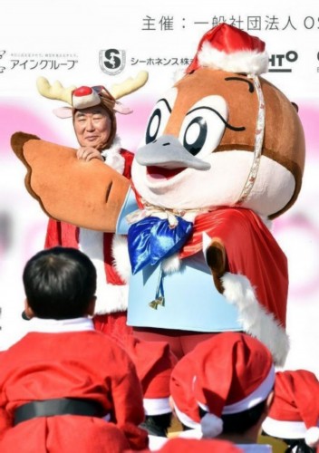 在"osaka great santa run"变装环节登场的大阪吉祥物伯劳鸟与著名