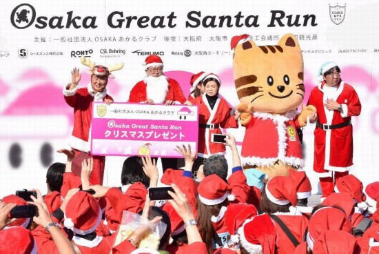 日本万名圣诞老人为病童筹集礼物(组图)