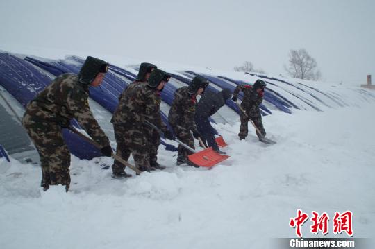 黑龙江鹤岗积雪达20厘米 边防官兵抗击暴雪服