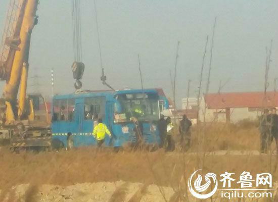 东营垦利发生<em>校车</em>侧翻事故 已致1名<em>女孩</em>死亡(